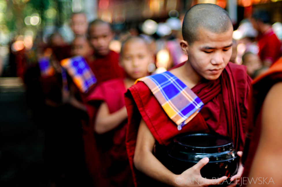 Буддийские послушники молятся в школе. Плато Шан. Мьянма