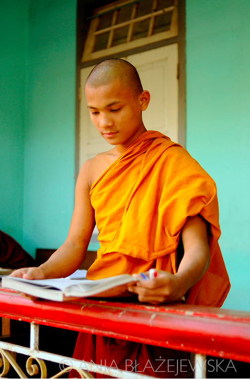 Буддийские послушники молятся в школе. Плато Шан. Мьянма